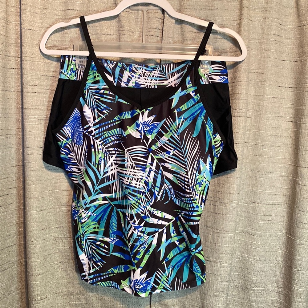 Shein tropical print takini. Boy short bottom. Large.